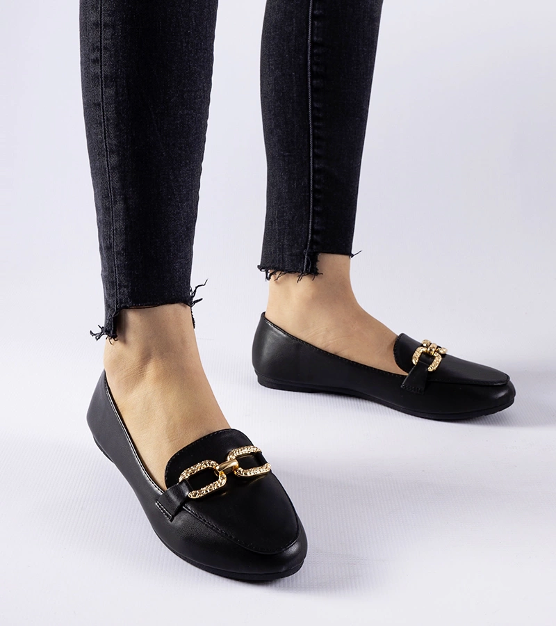 Czarne mokasyny z klamerką Sovera po węgiersku to "Sovera fekete mokaszin csattal".