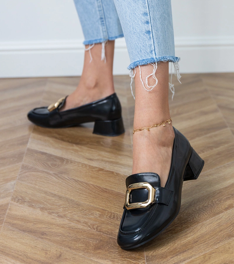 Fekete női félcipő alacsony sarokkal arany díszítéssel Mareda