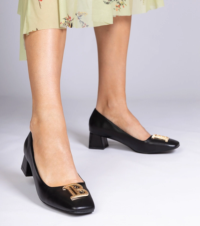 Alacsony sarkú fekete cipő arany díszítéssel Kessadi