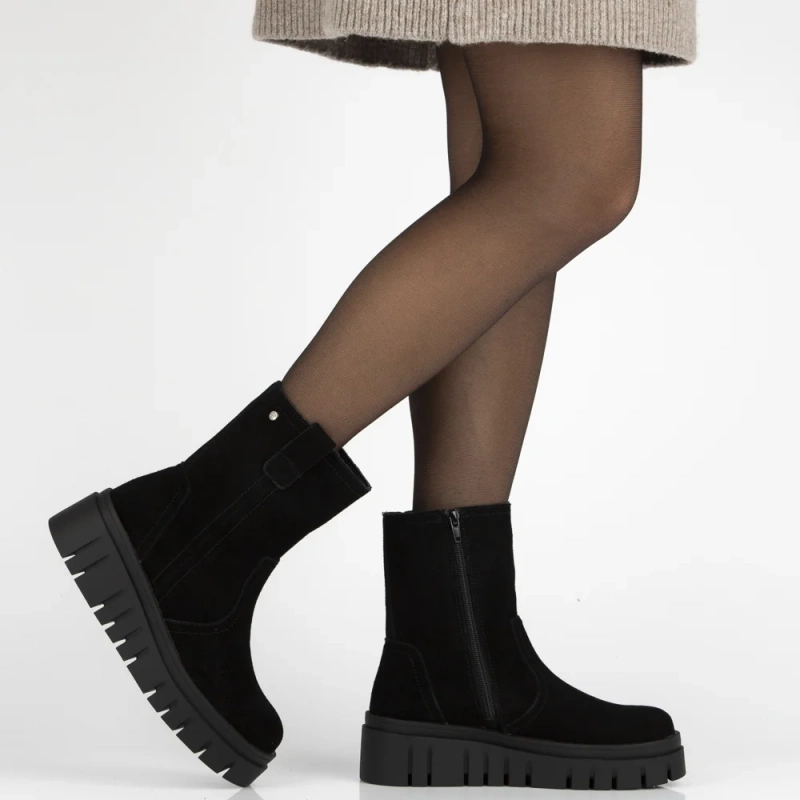 Fekete valódi velúr bokacsizma könnyű telitalpú sarokkal Richa