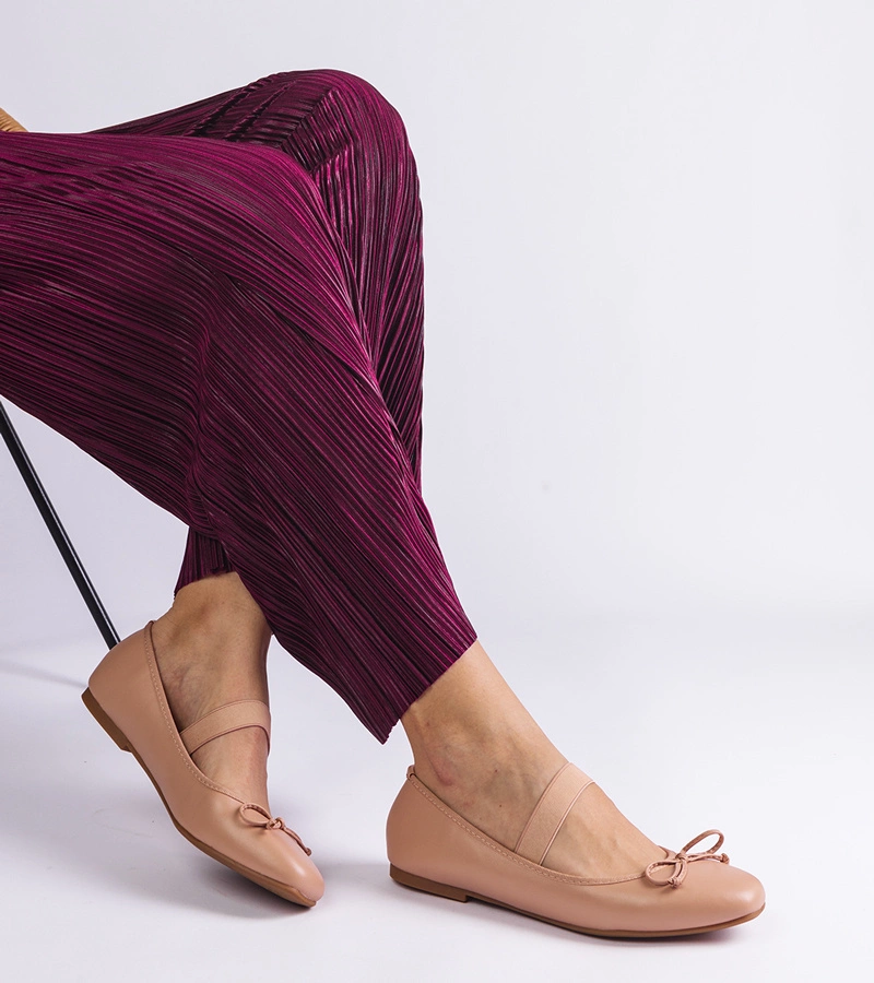 Bézs balerinacipők gumival és díszes masnival Newton