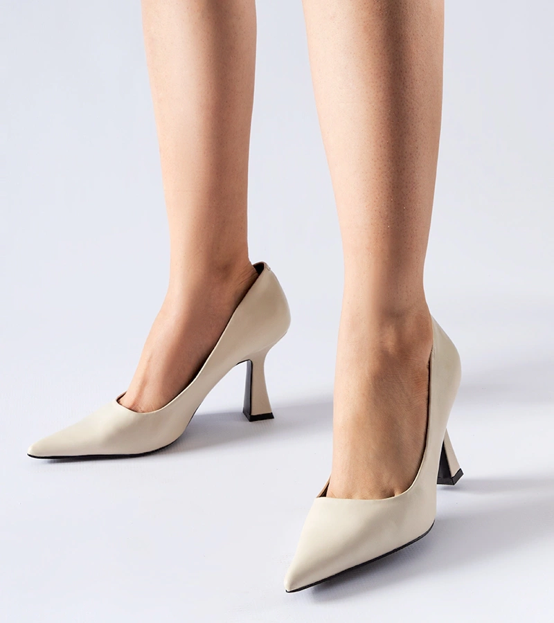 Beige cipők aszimmetrikus sarkon Tore