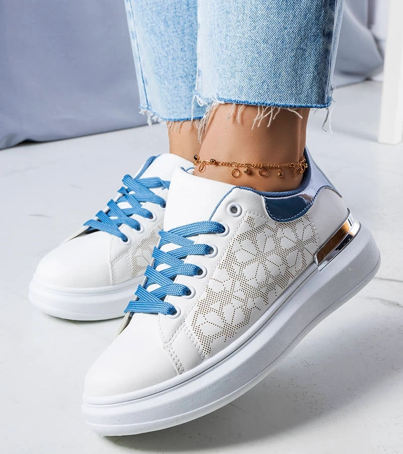 Erin díszített lyukasztott fehér-kék cipő