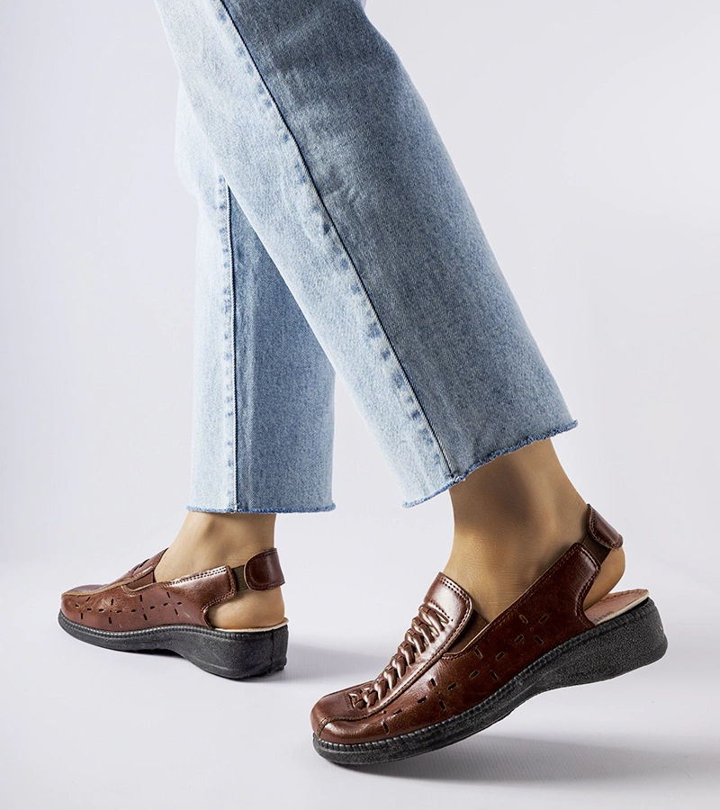 Glafi fonott barna szandál