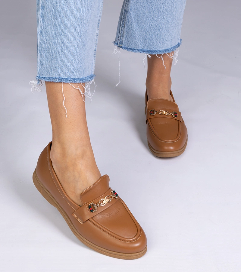 Sötétbarna mokaszinok arany díszítéssel Feola