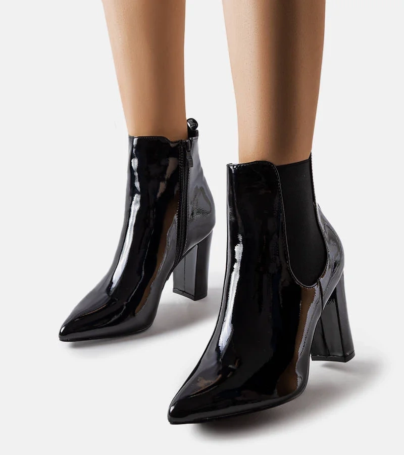 Fekete lakk csizma Dolli sarokkal