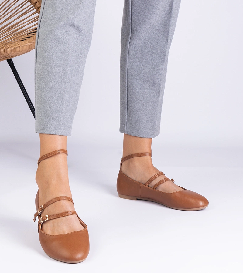 Vitoldora barna műbőr balerinacipők csatokkal