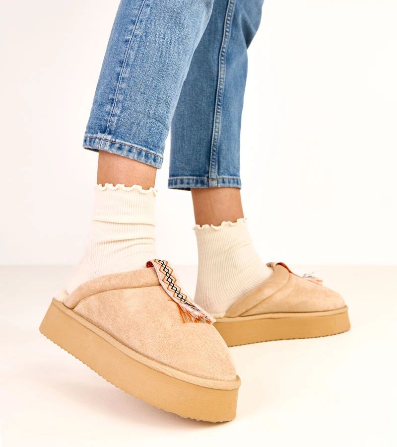 Világosbézs zárt papucs színes betéttel Sarah