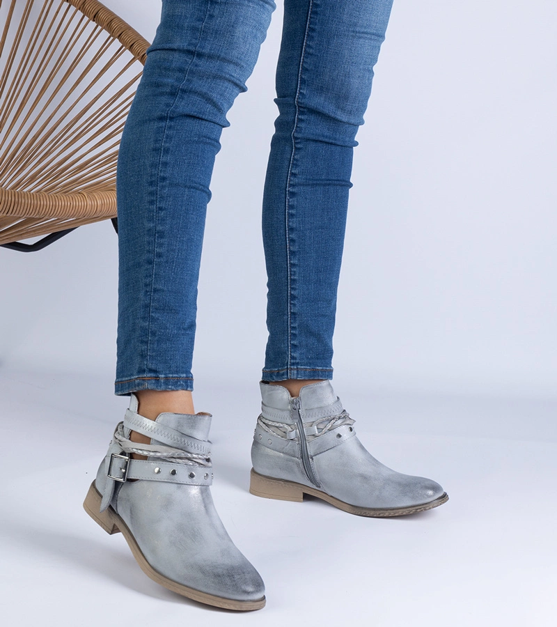 Ezüst lapos bokacsizma kivágással és csattal Savaner