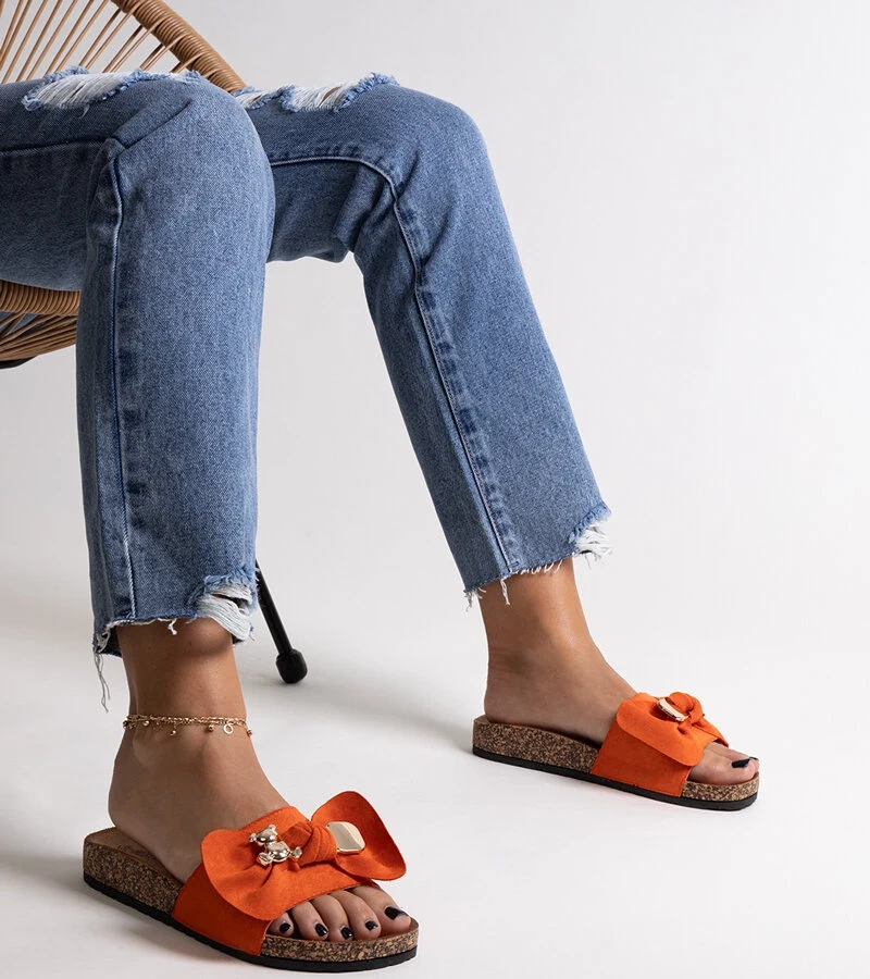 Narancssárga papucsok masnival és Segan macival