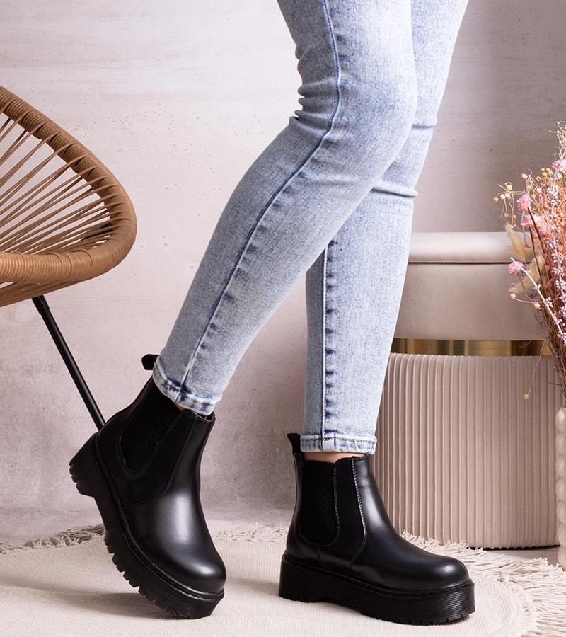 Fekete platformos csizma Lessaya