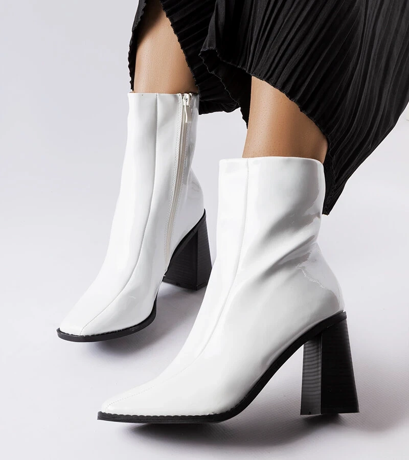 Fehér lakkozott sarokcsizma Jelica