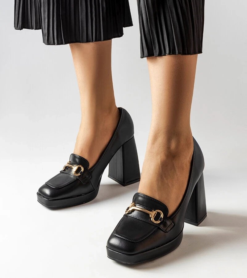 Fekete geometriai sarokkal rendelkező Blaiss cipők