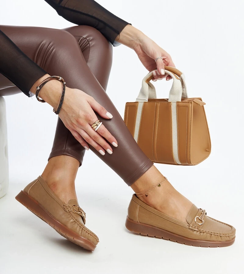 Anisah sötétbezs színű mokaszinok csattal