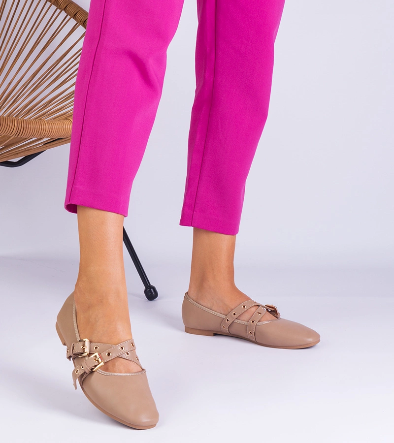 Emmarino csattal díszített műbőr bézs balerinacipő