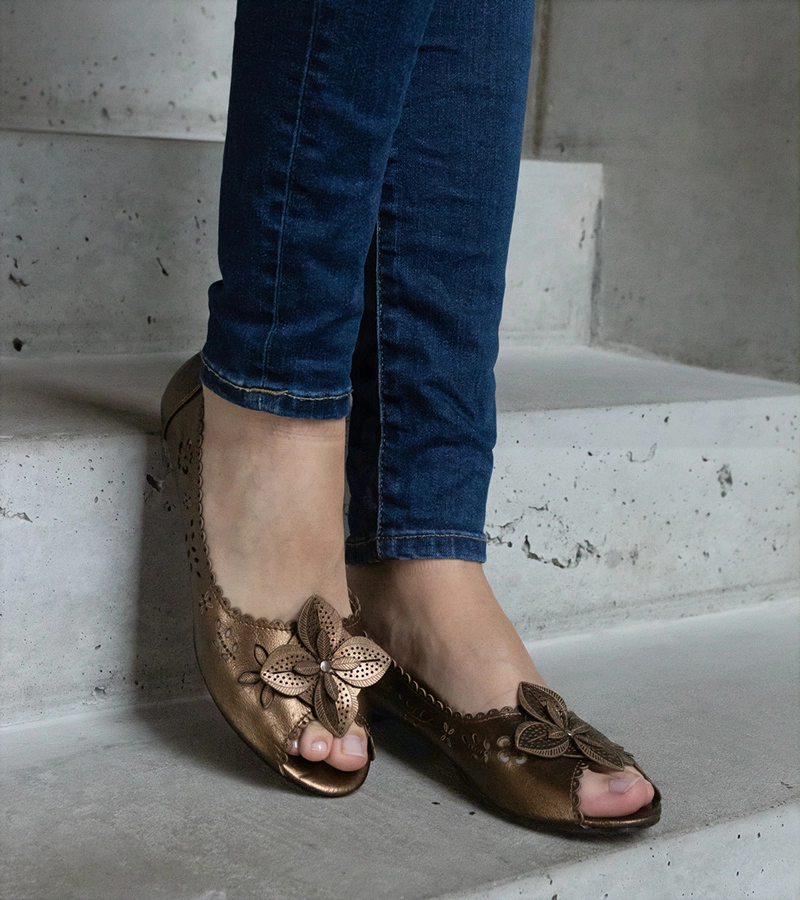 Barna nyitott orrú áttört balerina Ursull