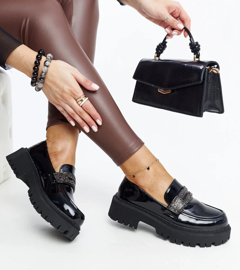 Leceta cirkóniával díszített fekete mokaszinok