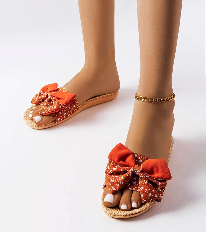 Piros masnival díszített papucsok Tachel