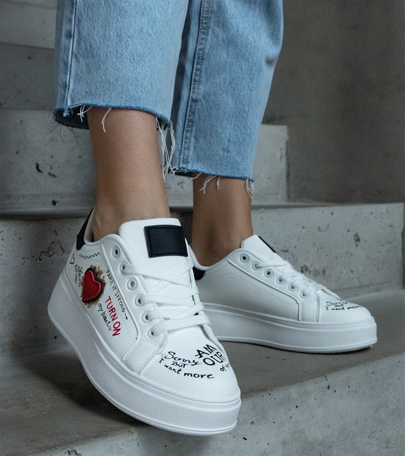 Etara platformos, felvarróval és feliratokkal díszített fehér tornacipők