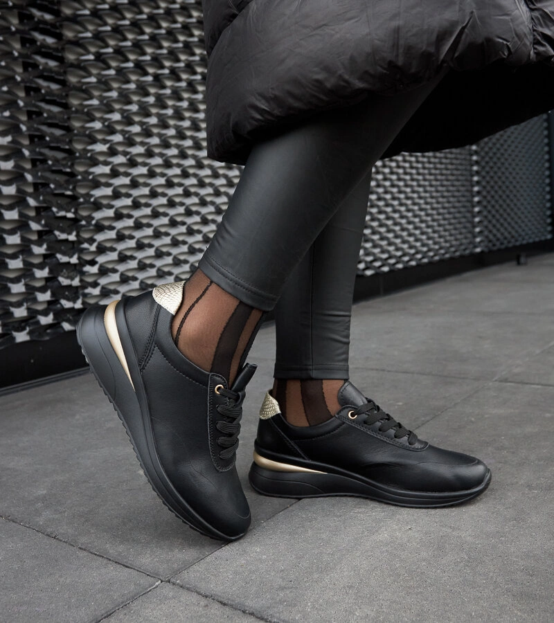 Fekete bőr tornacipők Federico emelkedett talppal.