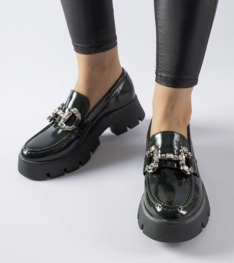 Zöld lakkozott mokaszin cirkónia díszítéssel Cezet