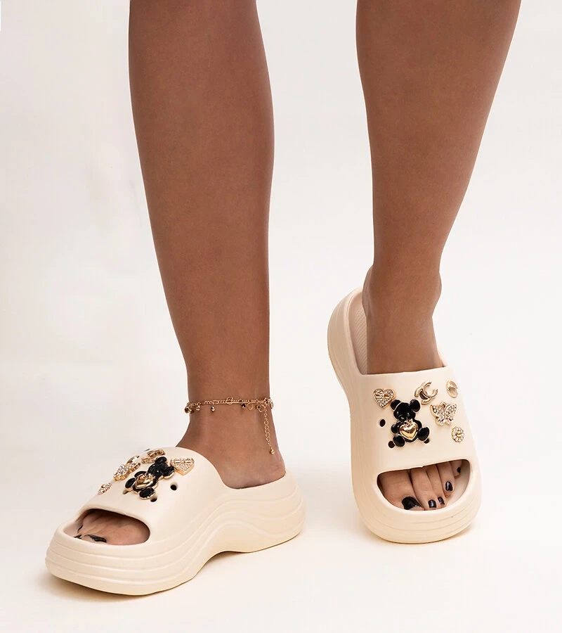 Berwana csillogó díszítésű bézs papucsok