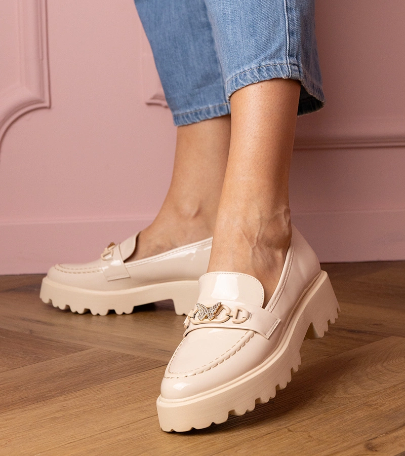 Bézs lakk mokaszinok cirkóniás pillangóval Sanita