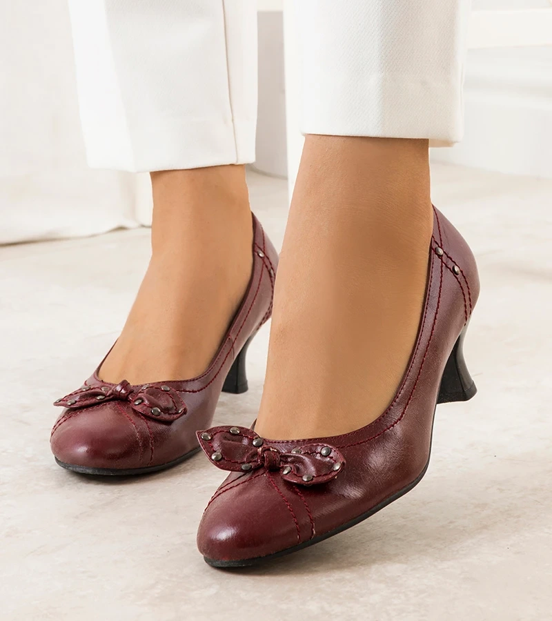 Piros masnival díszített cipők Repina