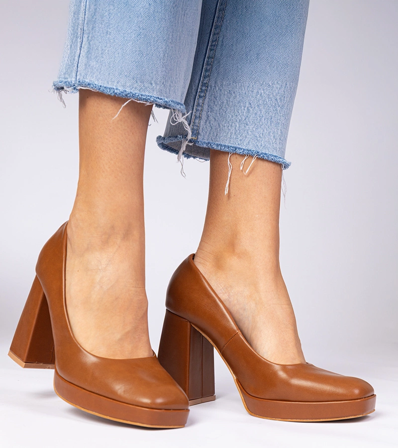 Barna, négyszögletes orrú, vastag sarkú magassarkú cipő Irenois