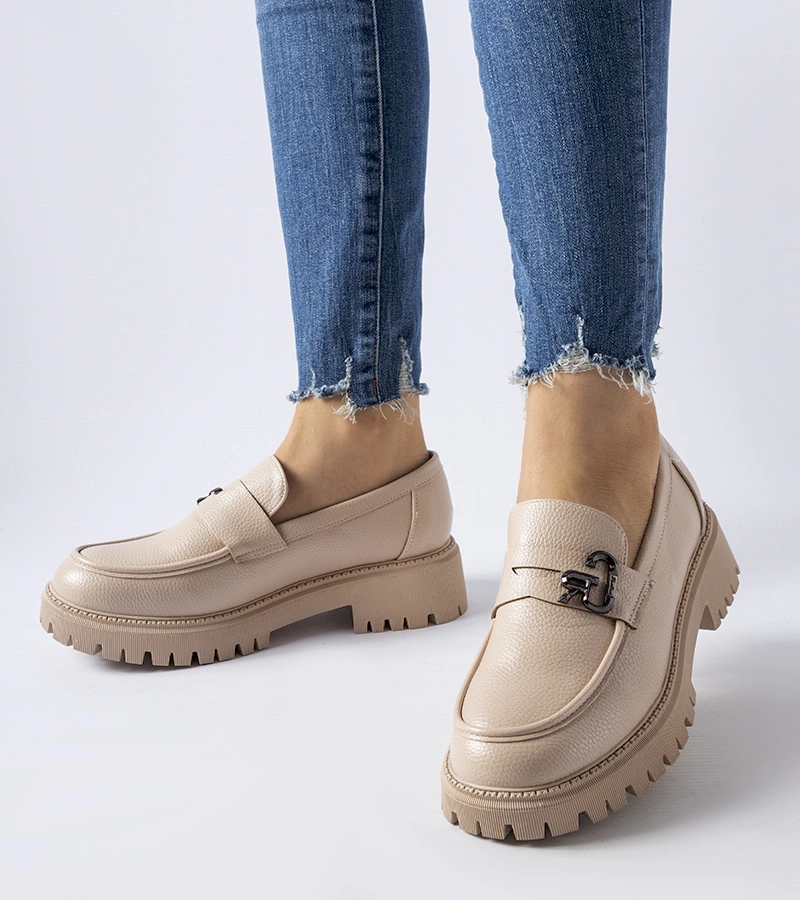 Francesca bézs klasszikus mokaszin klipsszel