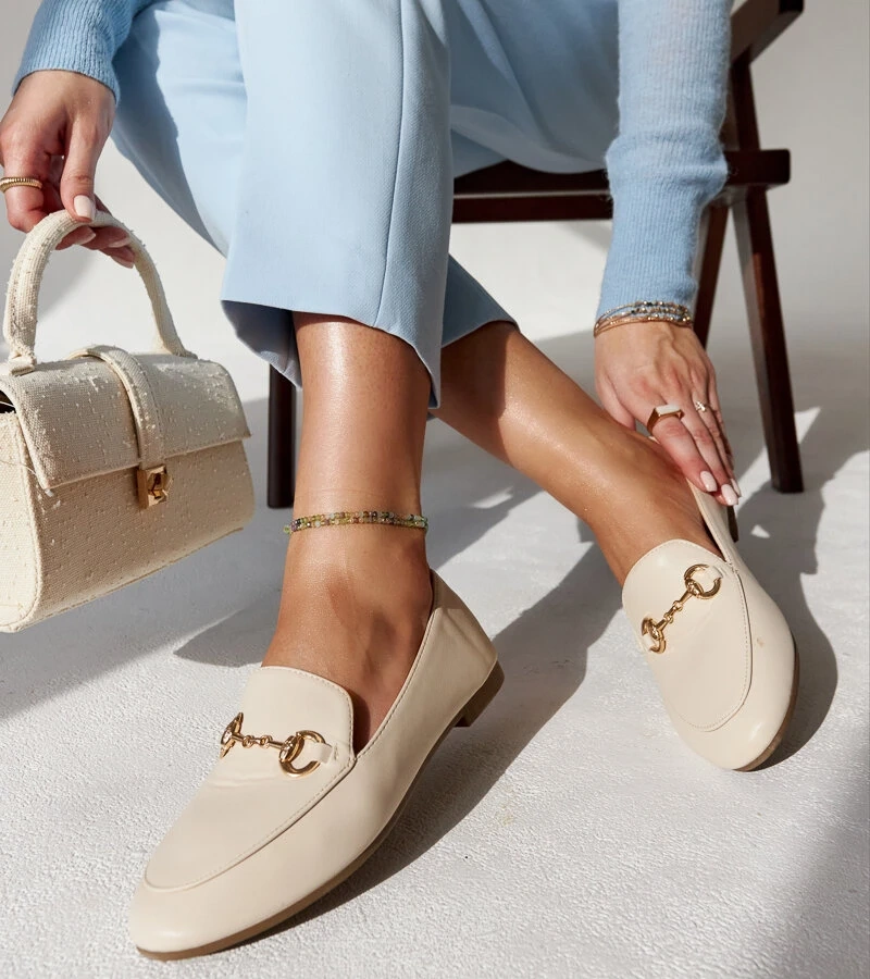 Erminia csatokkal ellátott bézs mokaszinok