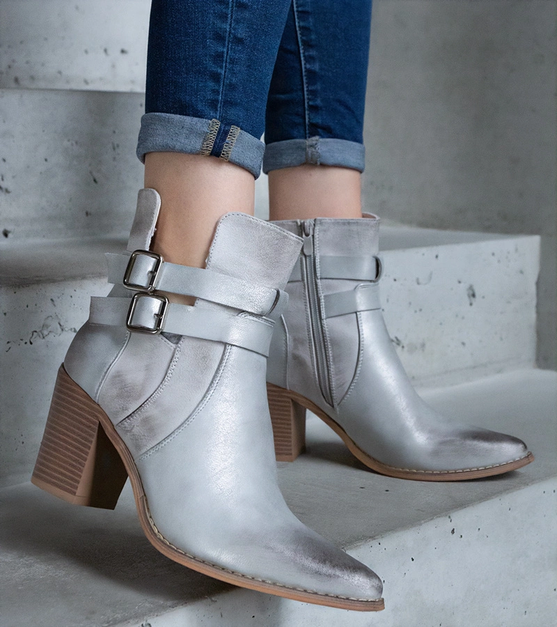 Ezüst bokacsizma oszlopos sarokkal Driss kivágással