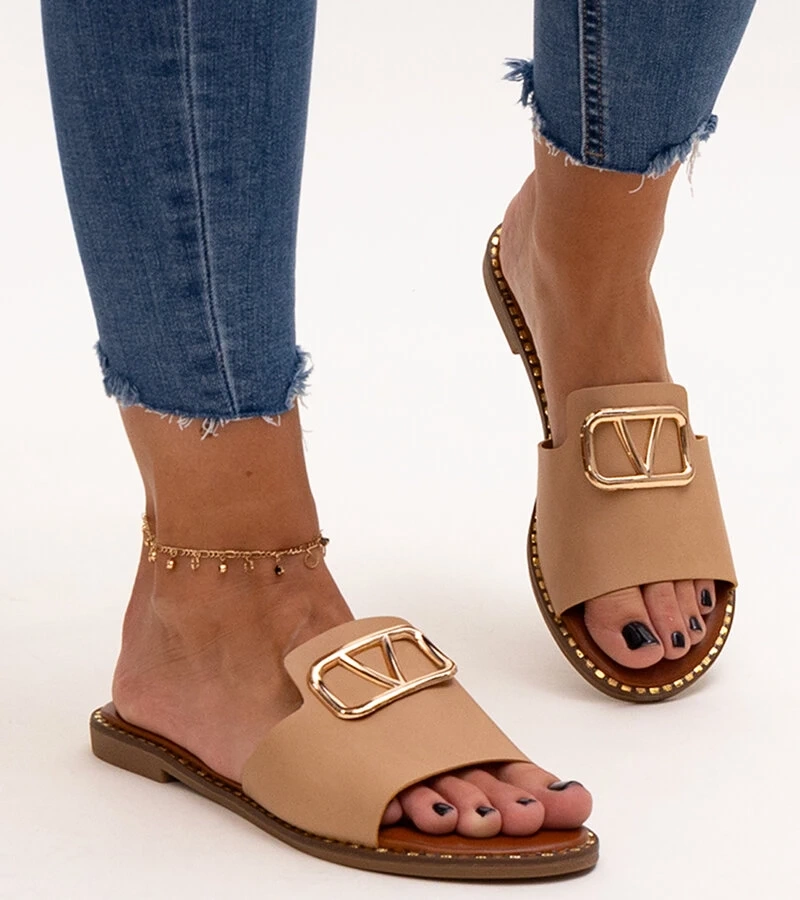 Mariza bézs színű csatokkal ellátott papucs