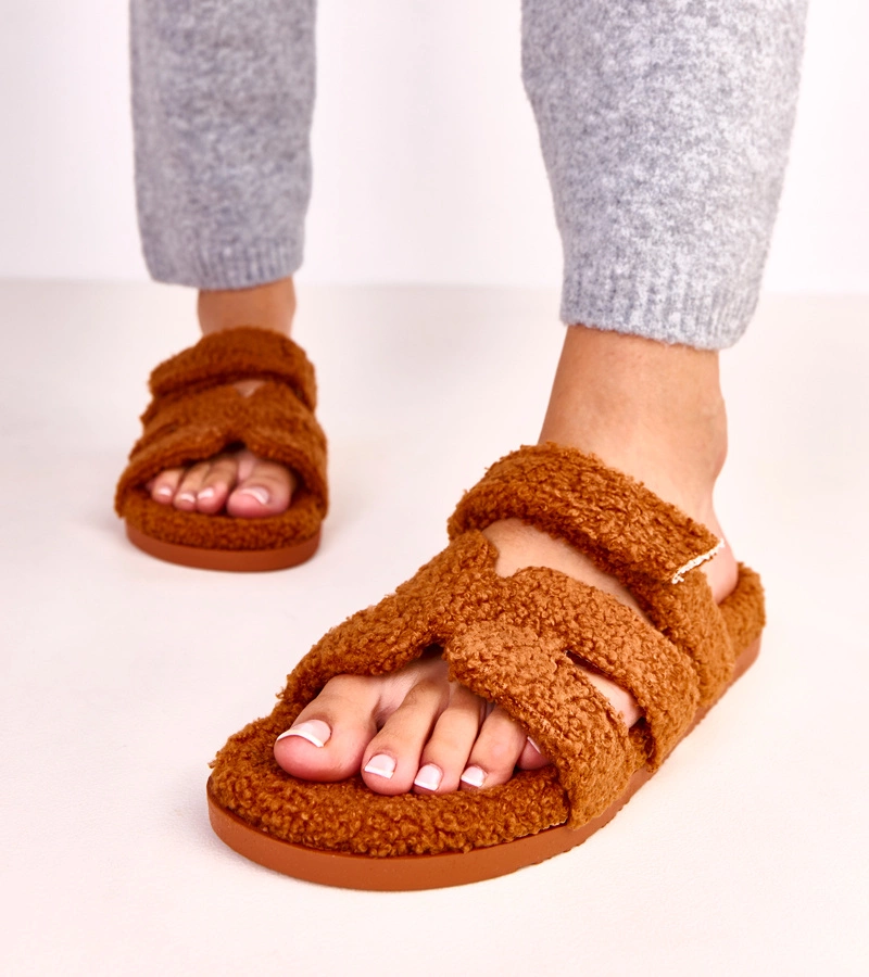 Greigan barna szőrös papucs nyitott orral