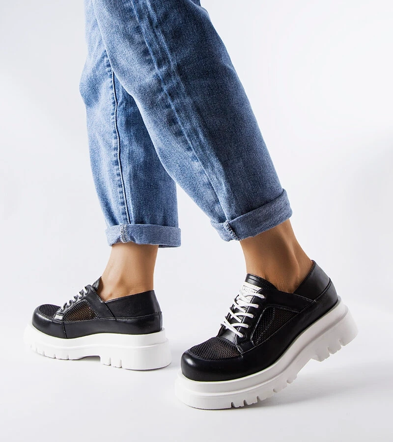 Fekete csipkés masszív félcipő Tasmin