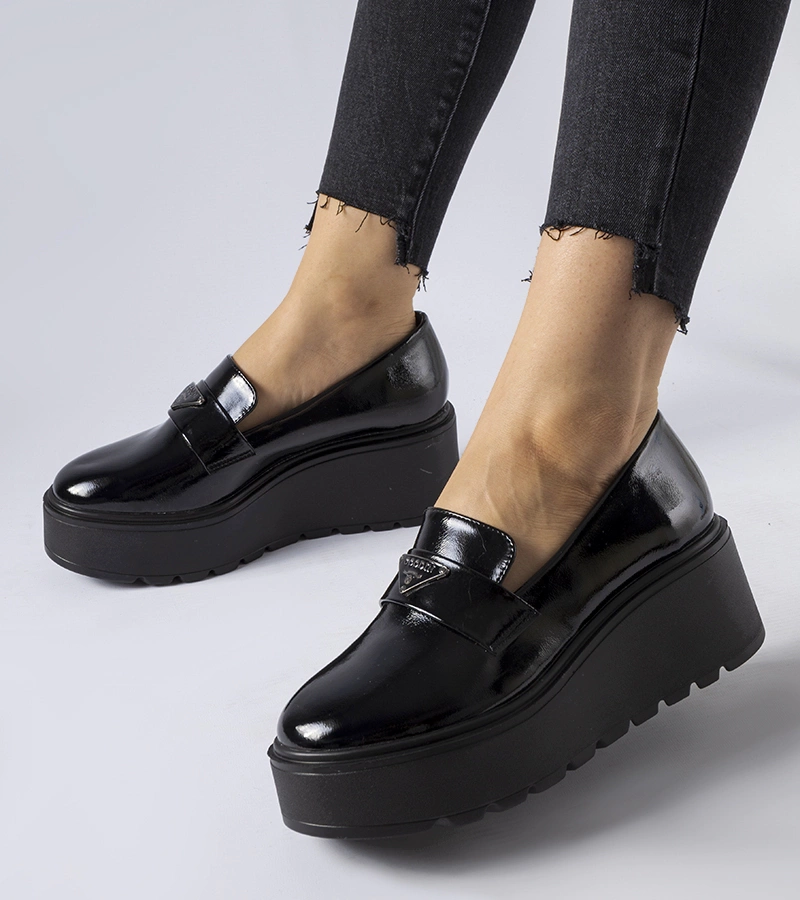 Fekete lakkozott platformos mokaszinok Monra