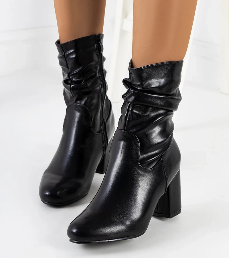 Fekete sarokcipő Hilda