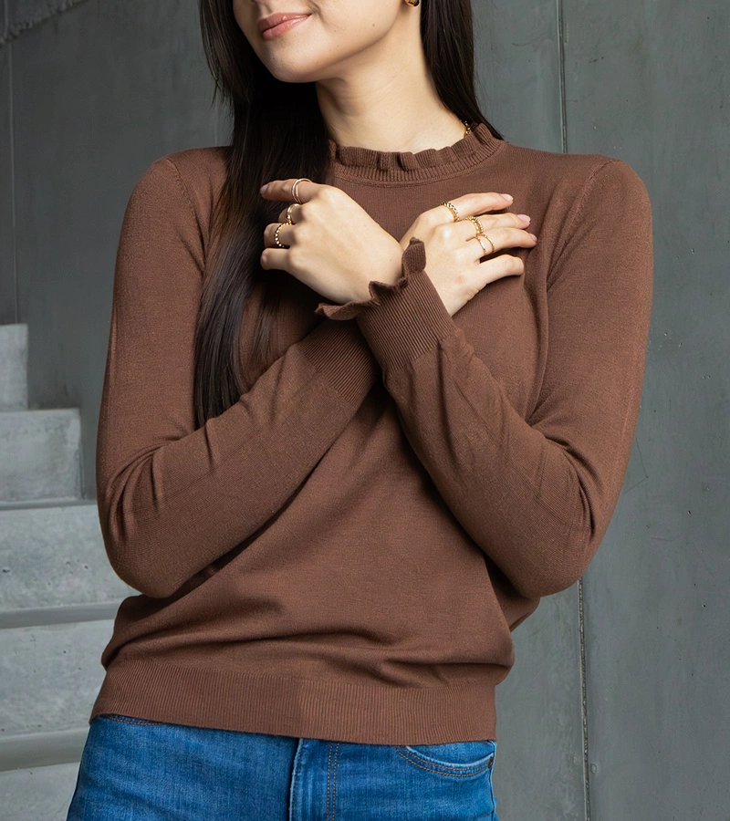 Barna puha fodros díszítésű pulóver Luel