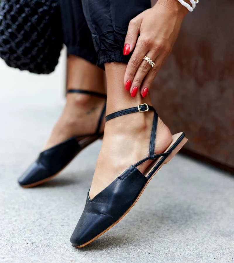 Fekete nyitott sarokkal rendelkező Lazzaro balerinák