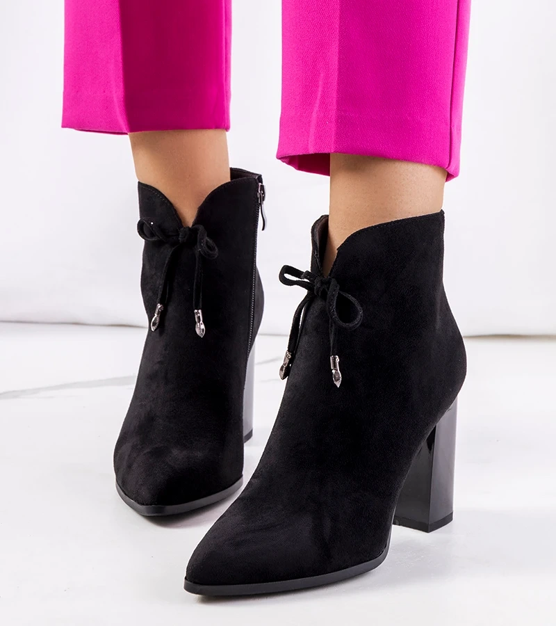 Fekete sarokcipő Deti