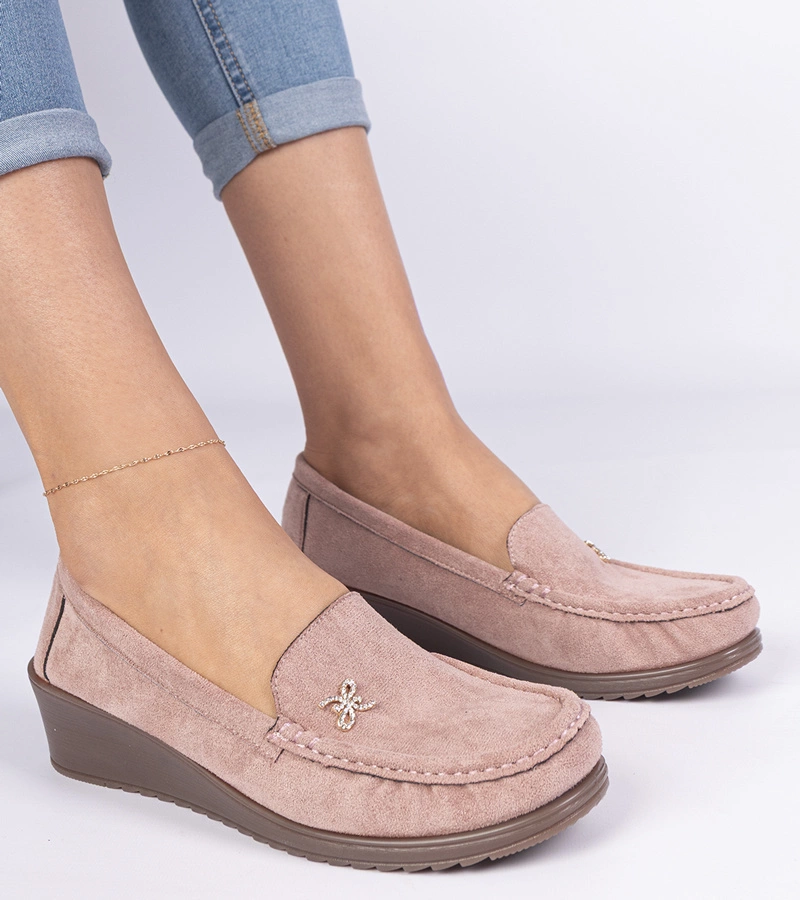 Sarimi női rózsaszín mokaszin ék sarkú ökobőrből