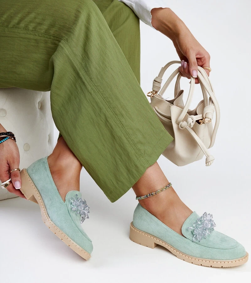 Világos zöld bársony mokaszinok Zemzem kristályokkal