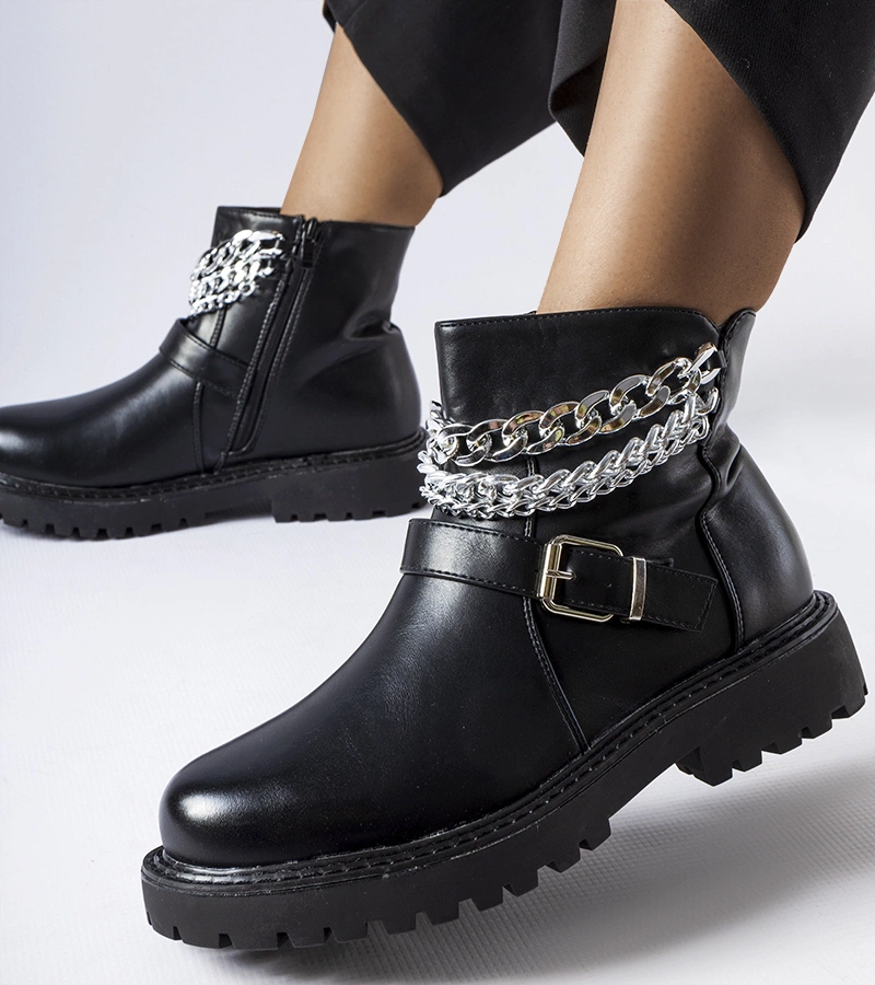 Fekete díszes láncokkal díszített Mezzavia bokacsizma