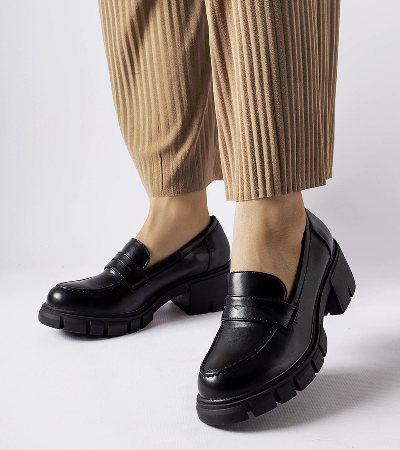 Fekete klasszikus bőrcipő Dina