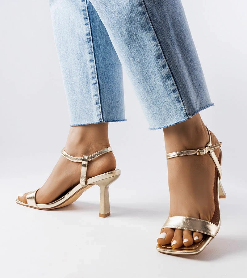 Arany tűsarkú szandál Amalia