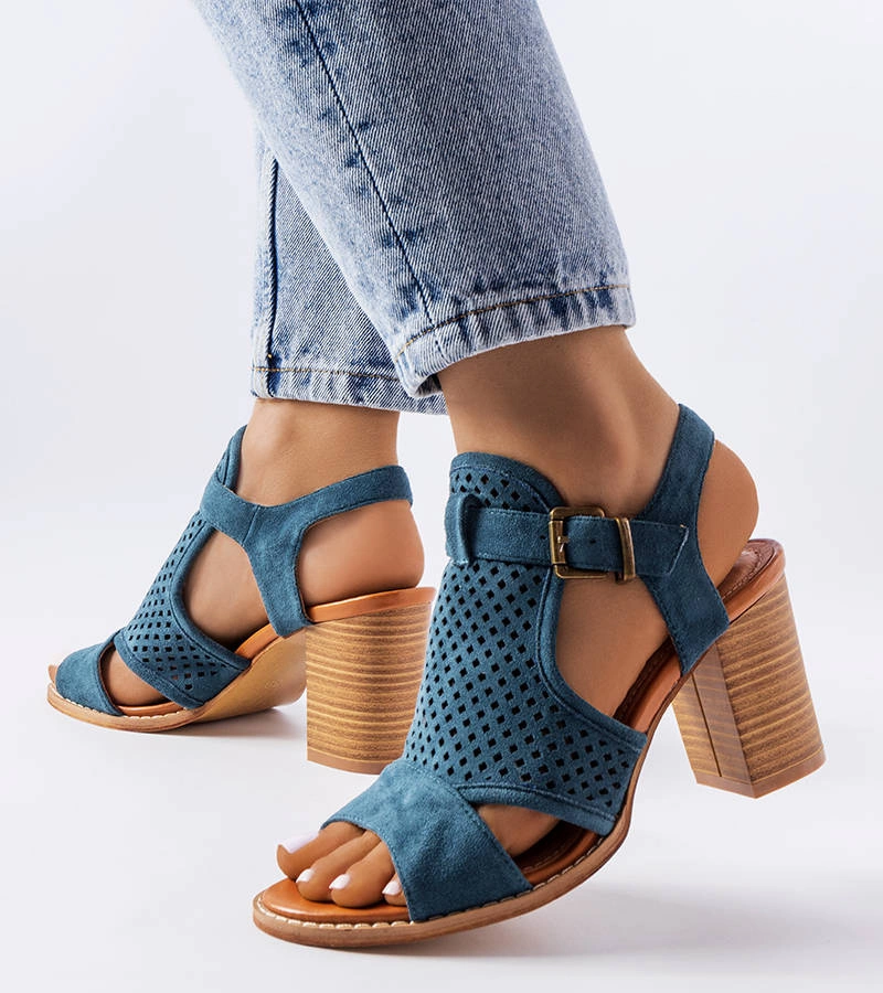 Courtois lyukacsos szandál sötétkék színben