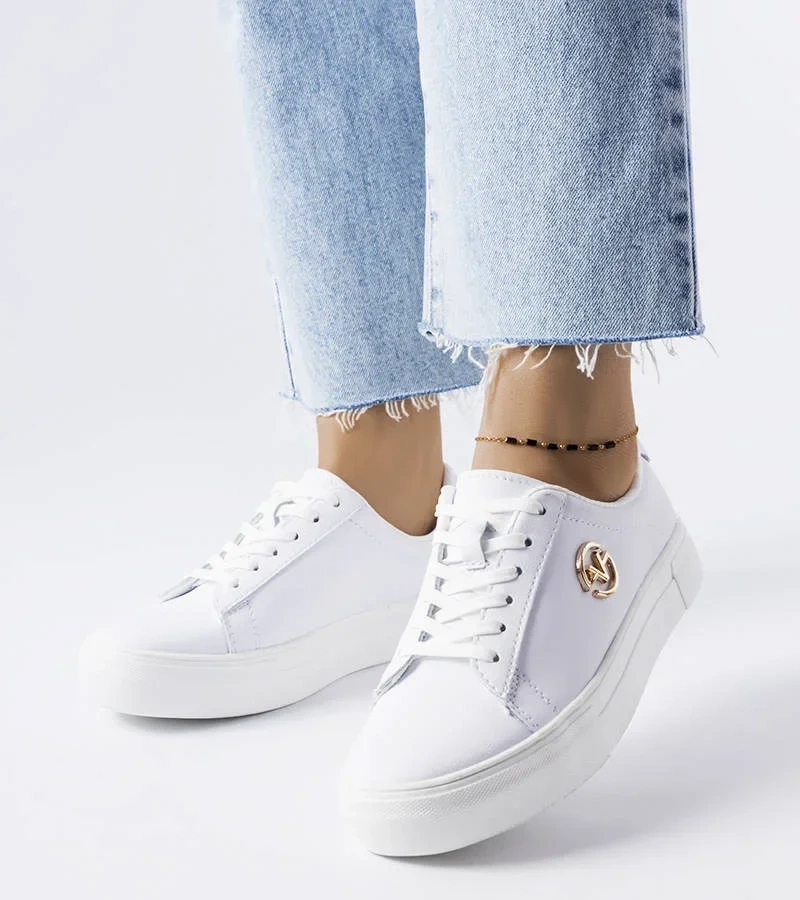 Fehér teniszcipő arany Vinceza logóval