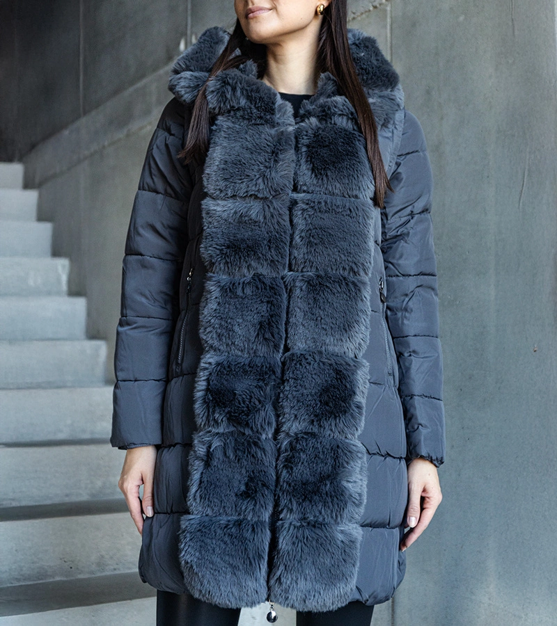 Szürke, hosszú, steppelt kabát, levehető ujjakkal, Louis prémes díszítéssel.