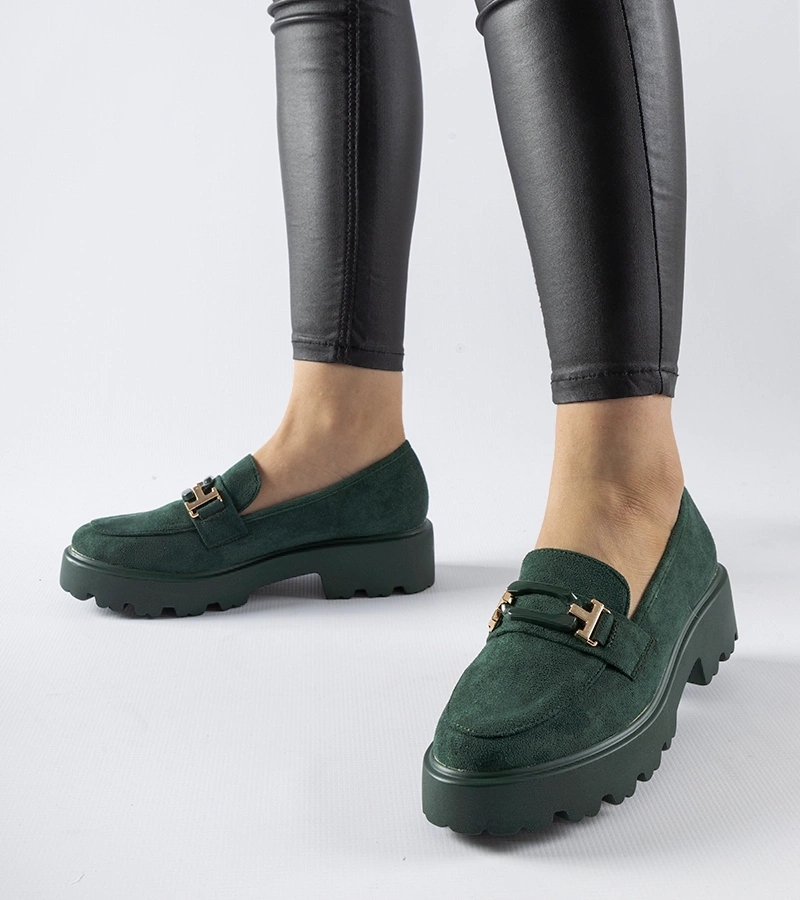 Zöld Pisa díszcsatos mokaszinok