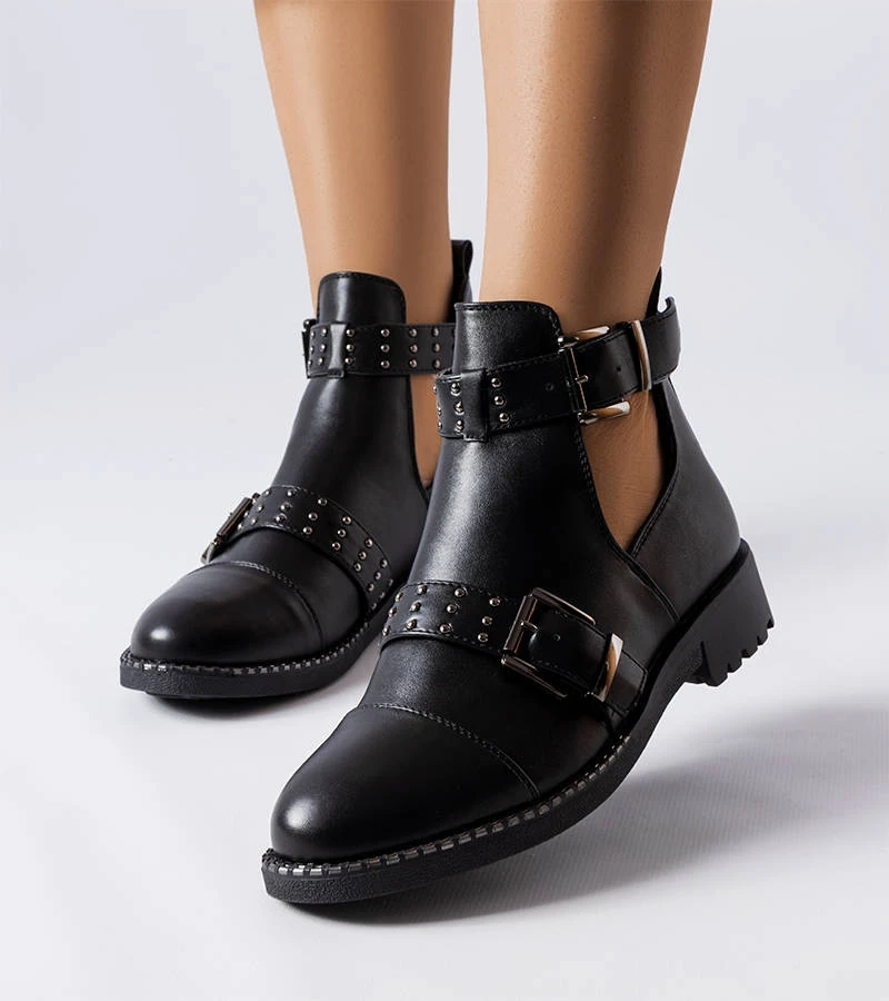 Fekete bokacsizma Blondlot kivágással